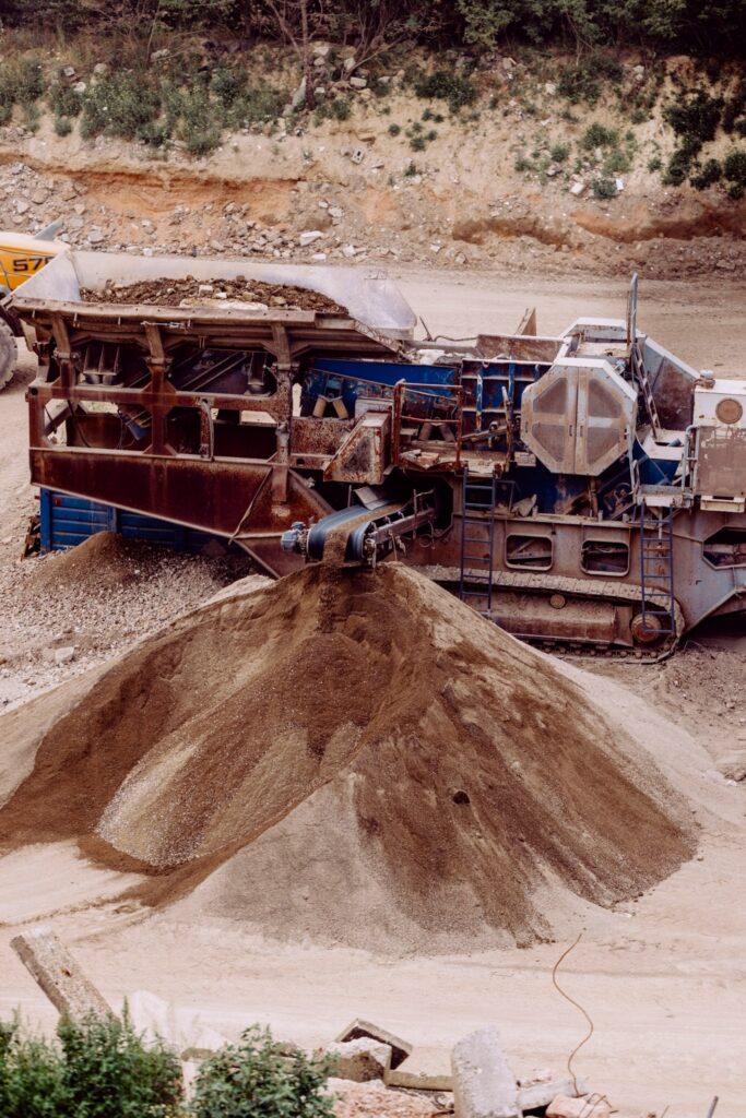 Recyclinganlage von Bauschutt fördert feinen Sand