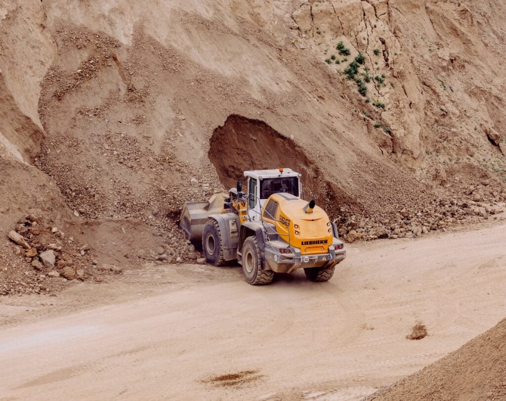 Bagger beim Abbau von Sand