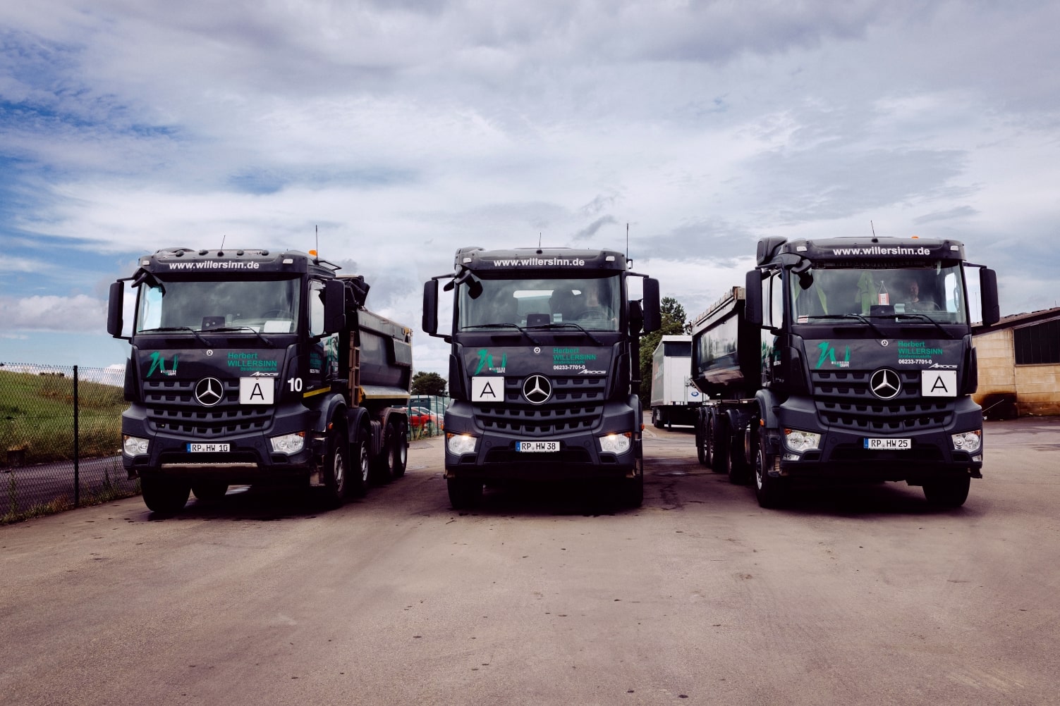 3 LKW der Herbert Willersinn Straßenbaustoffe nebeneinander